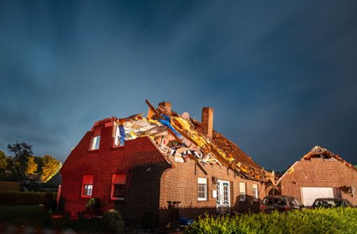 Ein vom Tornado stark beschädigtes Haus am Montagabend in Großheide. Foto: dpa/Mohssen Assanimoghaddam
