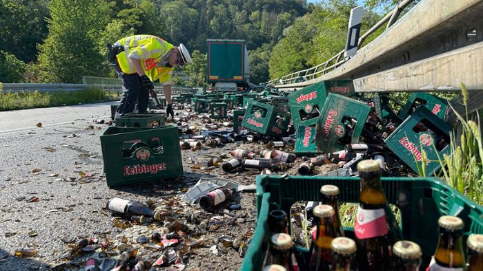 Lastwagen verliert Hunderte Kisten Bier