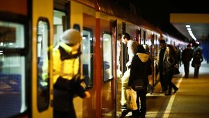 Auch abends und in der Nacht werden die S-Bahnen in der Region Stuttgart rege genutzt Foto: Leif Piechowski