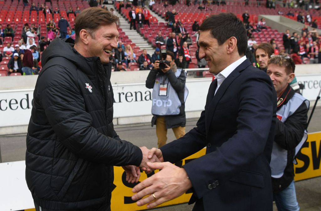 Leipzigs Trainer Ralph Hasenhüttl (l) und Stuttgarts Trainer Tayfun Korkut begrüßen sich vor dem Spiel.