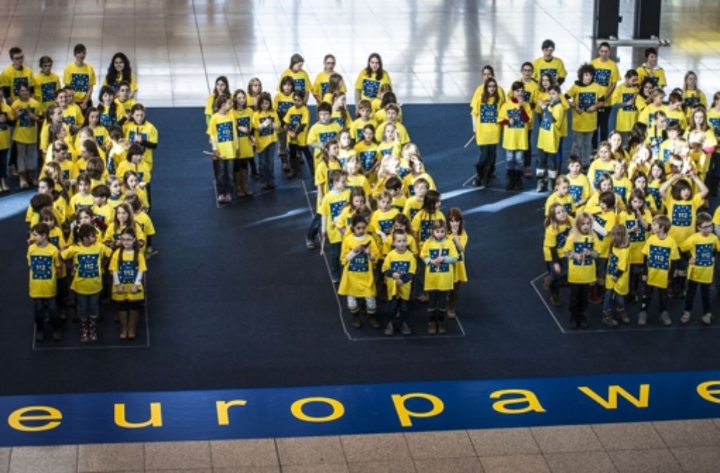 112 Kinder formieren sich am Flughafen zur Notrufnummer 112 Foto: Leif Piechowski