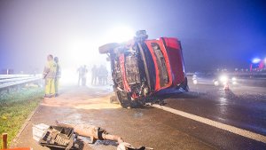 Bei einem schweren Unfall auf der A8 bei Wendlingen sind in der Nacht zum Dienstag acht Autos beschädigt worden, als sie mit einer Lkw-Ladung kollidierten. Foto: www.7aktuell.de | Simon Adomat