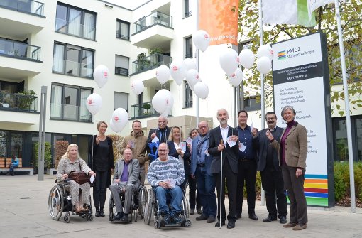 Behindertenorganisationen und Betroffene protestieren mit einer Luftballonaktion vor dem PMGZ gegen den Entwurf des Bundesteilhabegesetzes. Foto: Sandra Hintermayr