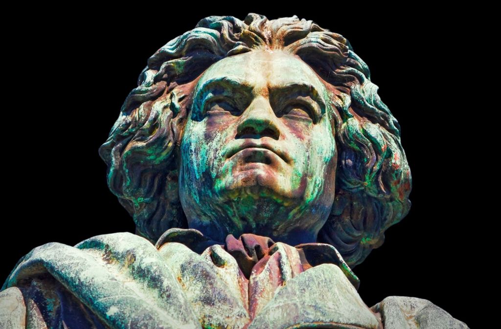 Das Beethoven-Denkmal von Ernst Hähnel auf dem Münsterplatz in Bonn, der Geburtsstadt des Komponisten. Es wurde  1845 in Anwesenheit des preußischen Königs Friedrich Wilhelm IV. und der englischen Monarchin Victoria enthüllt. Es zementierte das  ikonografische Bild des einsamen Genies, das kämpferisch und entschlossen einen  göttlichen Auftrag erfüllt: Musik für  die Ewigkeit zu schreiben.