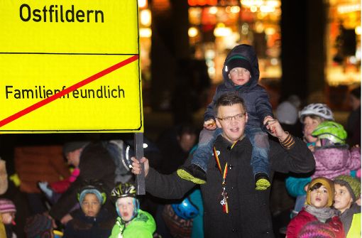 Rund 70 Menschen haben sich vor der Sitzung an einer Demonstration vor dem Stadthaus im Scharnhauser Park beteiligt. Foto: Ines Rudel