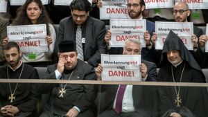 Mitglieder der Armenier-Initiative „Anerkennung Jetzt“ bei der Abstimmung im Bundestag. Foto: dpa