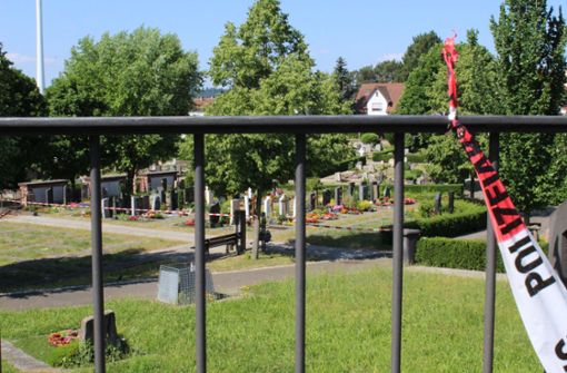 Der Altbacher Friedhof am Sonntagvormittag: Die Ermittler sind weg. Die Absperrbänder geblieben. Foto: /Greta Gramberg