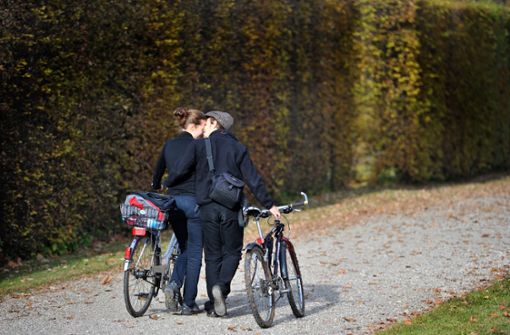 Auch beim Spazieren oder Rad fahren können sich Menschen  näher kommen. Foto: dpa/David Ebener