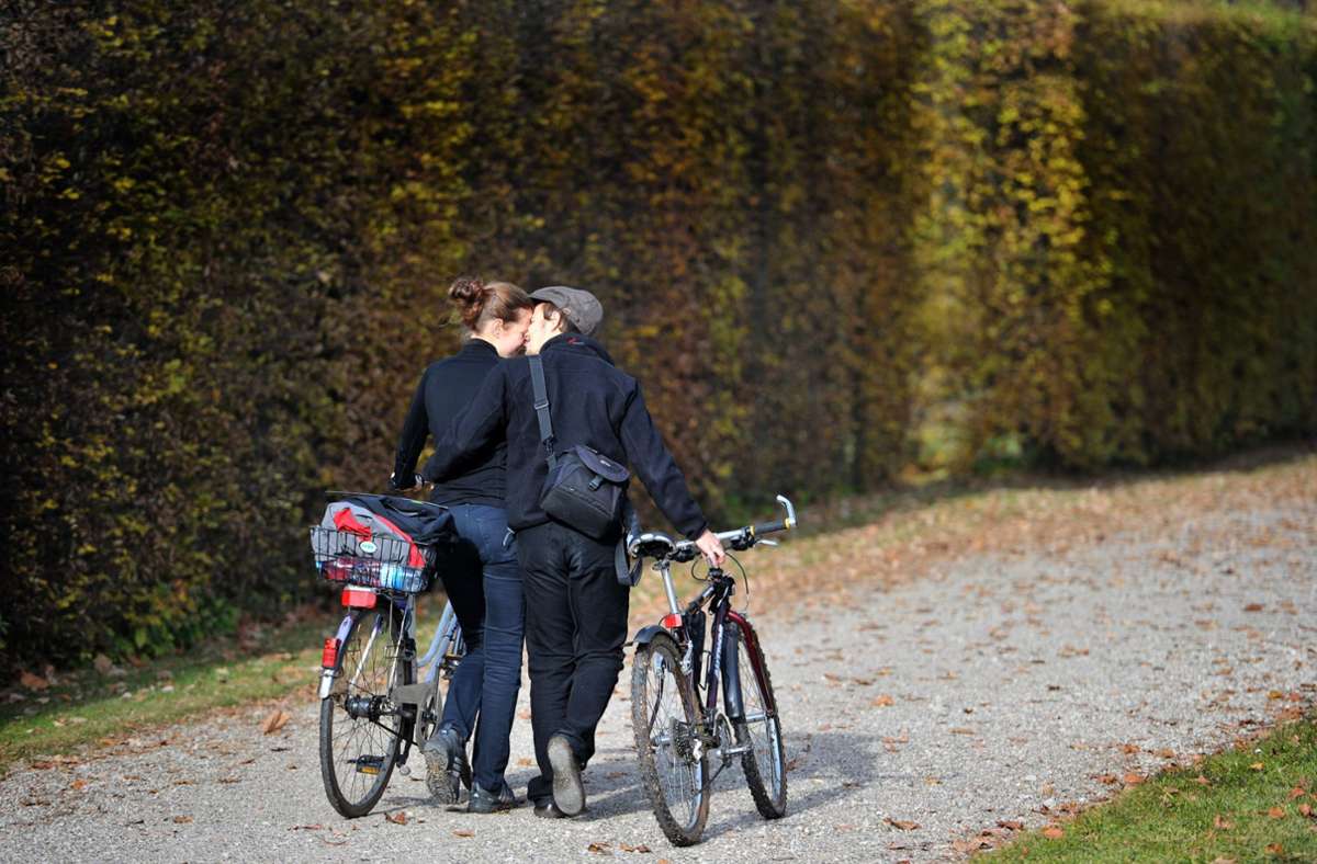 Auch beim Spazieren oder Rad fahren können sich Menschen  näher kommen.