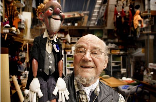 Albrecht Roser mit einer seiner Puppen Foto: G/ttfried Stoppel