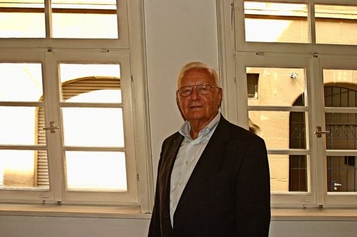 Das Vereinshaus narrt den Betrachter – Wolfgang Müller vor  schrägen Fenstern. Foto: red