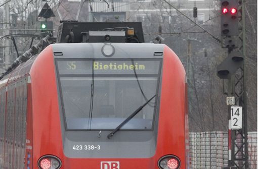 Das Fenster einer S-Bahn nach Bietigheim wurde von eunem Unbekannten zerkratzt. Foto: factum/Bach