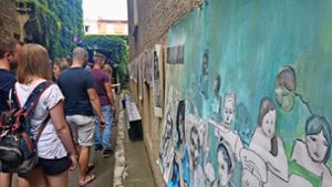 Künstlerkollektiv  landet mit  Ufo im Hinterhof