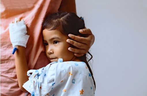 Eltern sollten bei Kindern bis zu neun Jahren mit im Krankenhaus sein. Foto: pingpao - stock.adobe.com