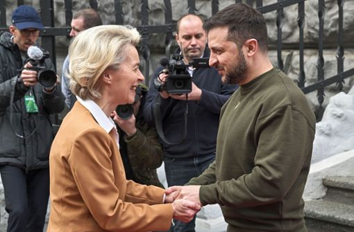 EU-Kommissionspräsidentin Ursula von der Leyen reiste schon mehrere Male seit Kriegsbeginn in die Ukraine. Nun kann sie im Gegenzug den Präsidenten Selenskyj in Brüssel begrüßen. Foto: dpa/Dati Bendo