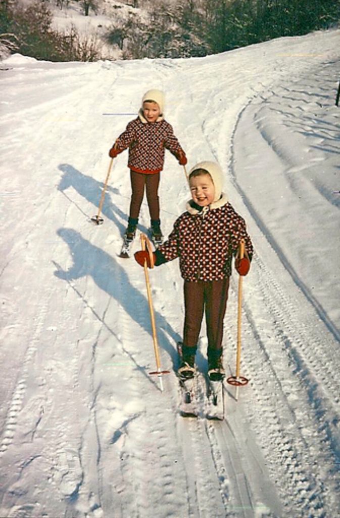 Kleine Skifahrer in den Uhlbacher Weinbergen in den 1960ern mit Bambusstöcken.