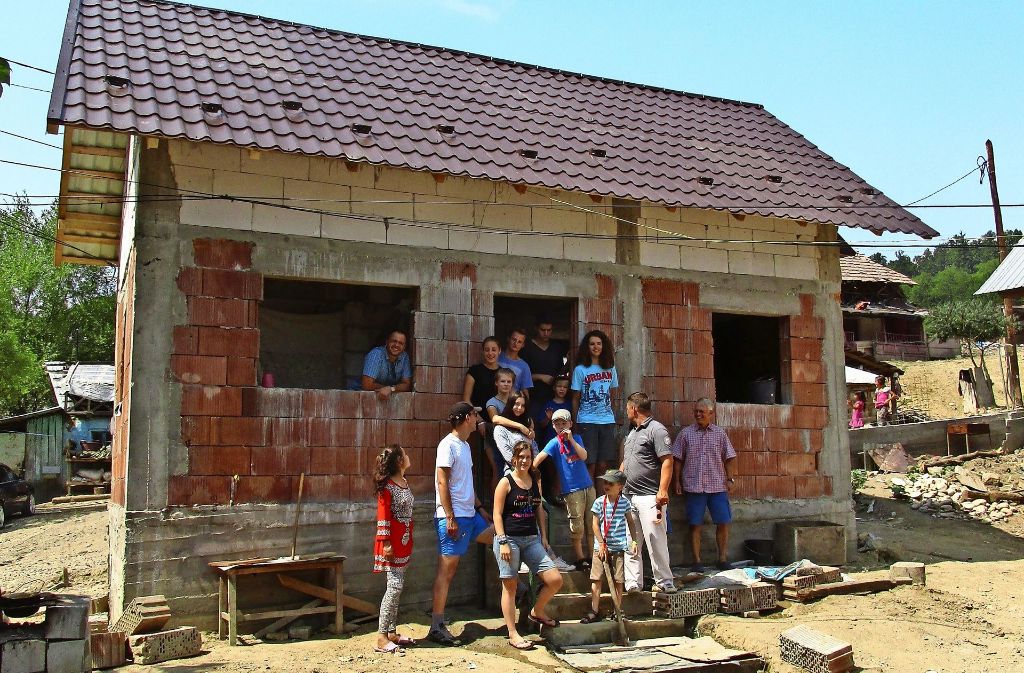 Der Rohbau stand bereits, die Schüler von der FES bauten das Dach und halfen so einer rumänischen Familie. Das Bild rechts zeigt die Lebensumstände in dem Roma-Dorf.