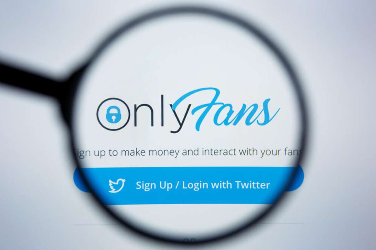 Zoom mit Lupe über OnlyFans-Logo.