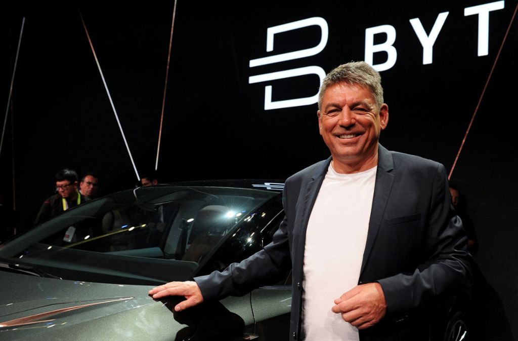 Der Chef des Autobauers Byton, Carsten Breitfeld, steht neben einem Prototypen des ersten Modells.
