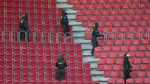 Selteneres Bild in der Hinrunde 2014/15: Polizisten in einem Stadion Foto: dpa