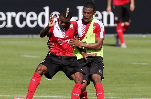 War im Mannschaftstraining beim VfB Stuttgart am Dienstag und Mittwoch dabei: Geoffroy Serey Dié (links, mit Carlos Gruezo). Hier gibt es die Trainingsbilder.  Foto: Pressefoto Baumann