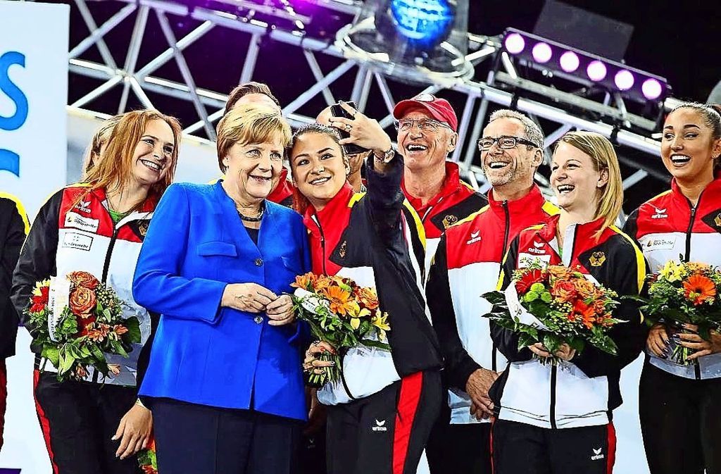 Jana Berezko-Marggrander ist – wie  alle Olympia-Teilnehmer von Rio de Janeiro – unter den Ehrengästen  und nutzt die Chance zum Foto mit der Bundeskanzlerin.