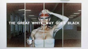 Katharina Sieverdings riesige Fotoarbeit „The great white Way goes black“ (1977) Foto: VG Bild-Kunst, Bonn 2021/Katharina Sieverding