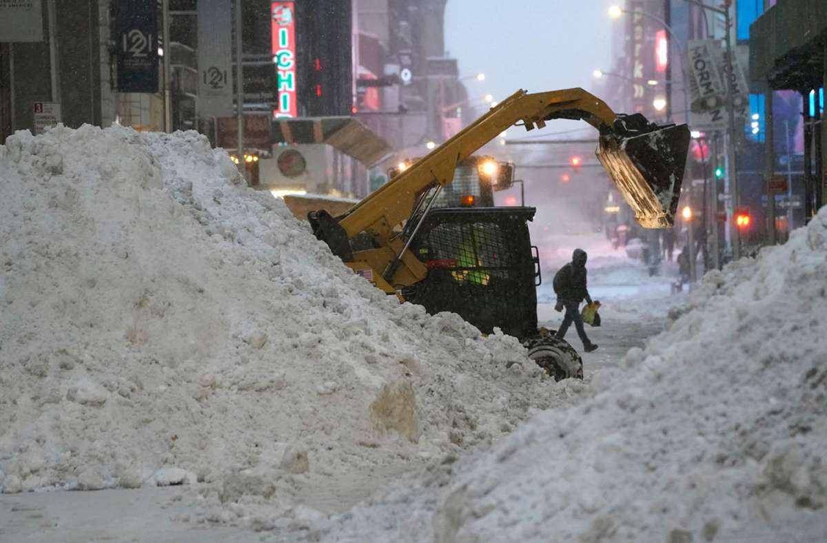 In New York kämpften sich Räumfahrzeuge durch die Schneemassen.