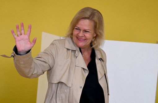 Mit ihrer prominenten Spitzenkandidatin, Bundesinnenministerin Nancy Faeser, – hier nach der Stimmabgabe in Bad Schwalbach – erlitt die SPD in Hessen eine ebenso klare Niederlage wie in Bayern. Foto: AFP/Kirill Kudryavtsev