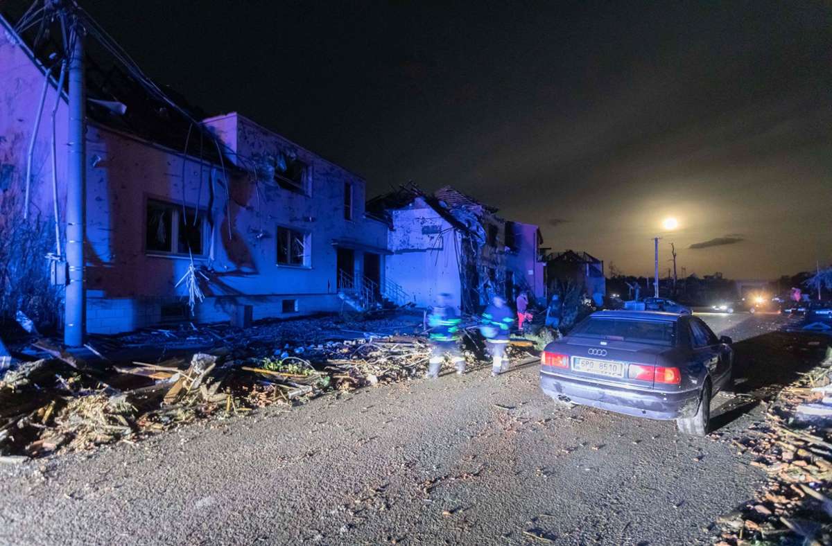 Durch einen Tornado sind im Südosten Tschechiens dutzende Menschen verletzt worden.