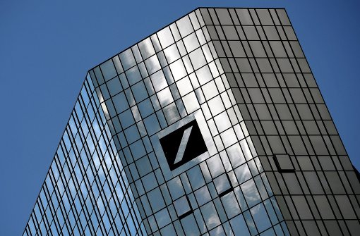 Die Deutsche Bank ist der Primus unten den deutschen Geldinstituten. Doch es gibt noch viele offene Baustellen für ihren Chef John Cryan. Foto:dpa