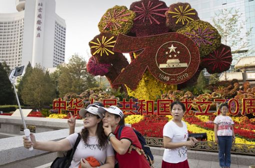 Üppige Blumengestecke für die 70-Jahr-Feier schmücken derzeit viele chinesische Selfies. Foto: AP