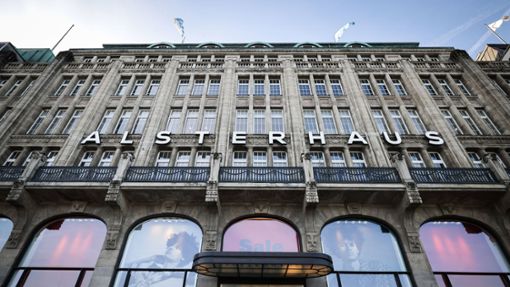 Zu den großen Kaufhäusern des Unternehmens gehört auch das Alsterhaus in Hamburg. Foto: dpa/Christian Charisius