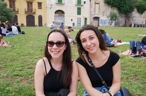 Gaia Chiara (links) und Clara Pantalena studieren in Palermo. Wie es danach mit ihnen weitergeht, wissen die jungen Frauen nicht. Foto: Almut Siefert