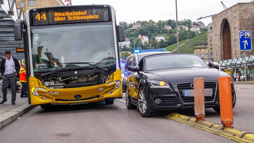 Am Arnulf-Klett-Platz in Stuttgart: Zwei Verletzte nach Unfall mit Linienbus und Audi