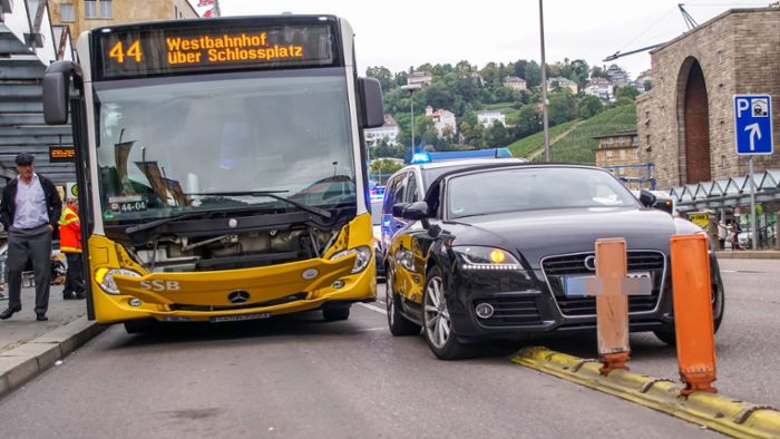 Zwei Verletzte nach Unfall mit Linienbus und Audi