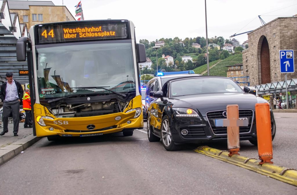Der Bus konnte nicht mehr reagieren. Zwei Fahrgäste werden bei dem Unfall verletzt.