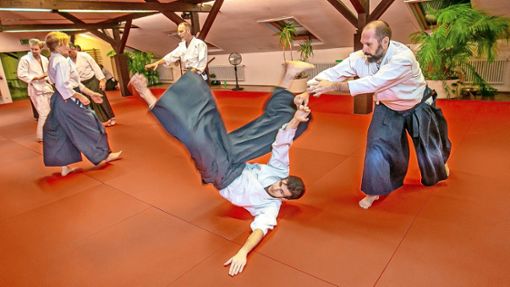 Beim Aikido-Training wird der traditionelle Hosenrock „hakama“ mit sieben Falten getragen. Foto: Roberto Bulgrin