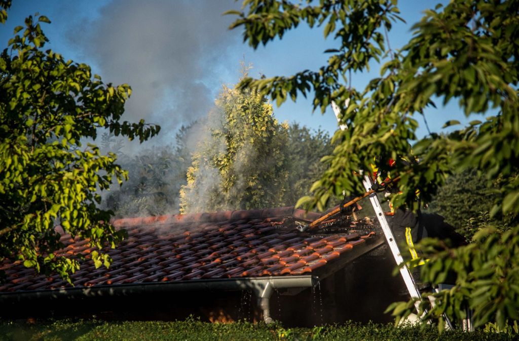 Etwa 400 Meter vom Hühnerstall entfernt brannte eine größere Holz-Gartenhütte – sie wurde durch das Feuer zerstört.