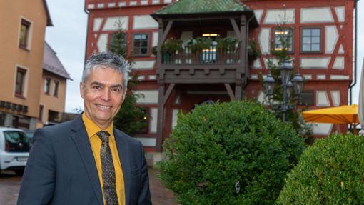 Noch ist Steffen Bühler Chef im pittoresken Besigheimer Rathaus. Foto: Oliver Bürkle