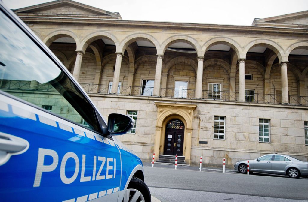 Drei Männer müssen sich vor dem Landgericht Wuppertal wegen der „Loverboy“-Masche verantworten. Foto: dpa