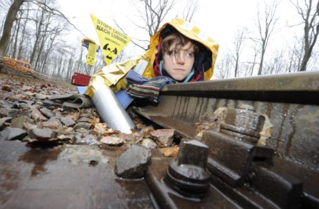 Eine Greenpeace-Aktivistin hat sich am Dienstag an die Gleise gekettet.