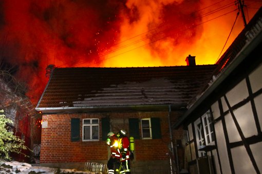 In der Nacht auf Freitag muss die Feuerwehr ausrücken: Ein Fachwerkhaus in Berglen brennt lichterloh. Foto: Benjamin Beytekin