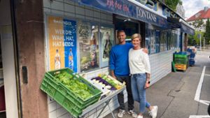 Andreas und Manuela Fischer vor ihrem Laden und der nunmehr verbotenen Obst- und Gemüseauslage. Foto: Martin Haar