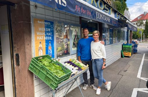 Andreas und Manuela Fischer vor ihrem Laden und der nunmehr verbotenen Obst- und Gemüseauslage. Foto: Martin Haar