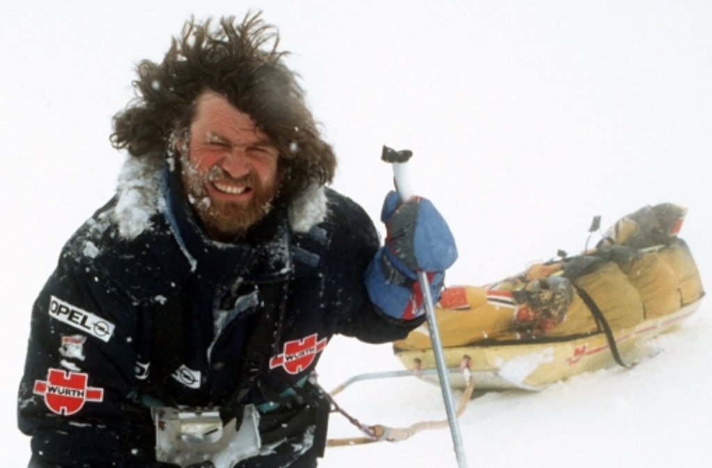 In rauer Umgebung fühlt sich der Bergsteiger Messner wohl – hier im Jahr 1990 Foto: dpa