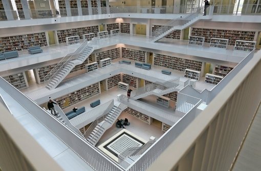 Das Ausleihen in den städtischen Büchereien – hier die in der Stadtmitte – wird teurer. Foto: Achim Zweygarth