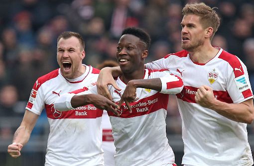 Siegtreffer in der Schlussphase: Carlos Mané (Mitte) schießt in der 84. Minute das einzige Tor in der Partie zwischen dem FC St. Pauli und dem VfB Stuttgart. Foto: Pressefoto Baumann