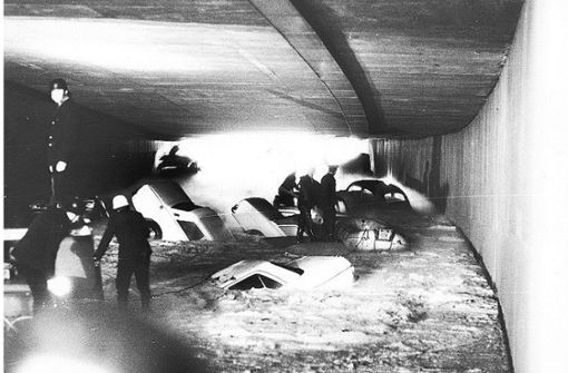 Rettungsversuche in einem Stuttgarter Tunnel im August 1972. Foto: Uli Kraufmann