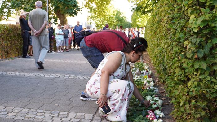 Hunderte legen Rosen für getöteten Arzt nieder